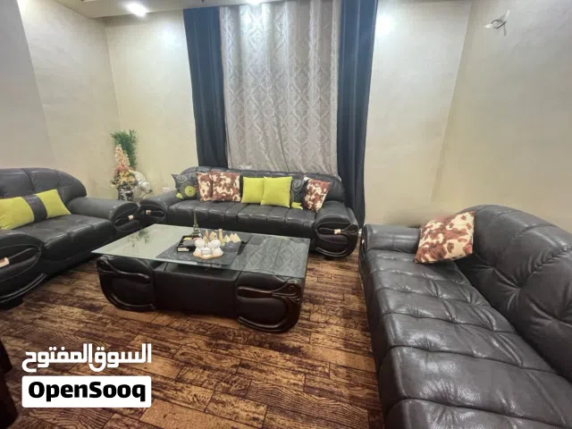 غرفه سفره مع دنسوار خشب صولد ثمانيه كراسي لون جوزي مع طقم كنب جلد لون اسود