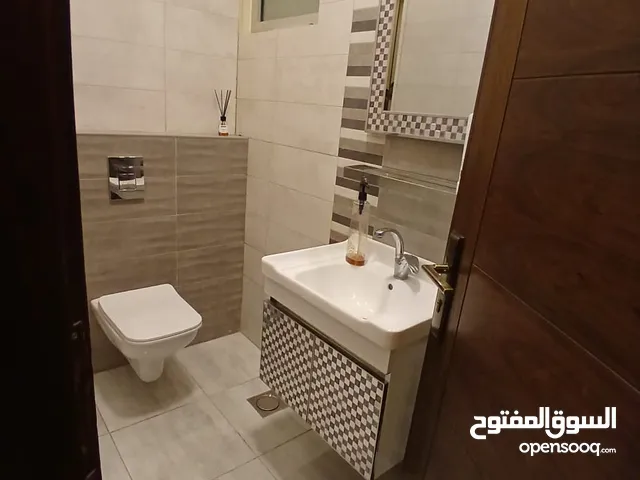 شقه فارغه للايجار سوبر ديلوكس في الجبيهه حي ام زويتينه طابق شبه ارضي وليست تسويه بحالة الجديده