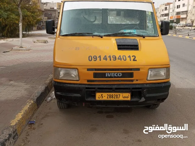 ساحبة لنقل السيارات داخل وخارج طرابلس