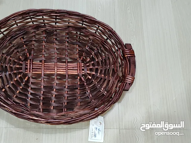 سلة جديدة مع التيكت مصنوعة من القش لتقديم الفواكه وتصلح ايضا لتزيين الطاولة بغرفة الجلوس