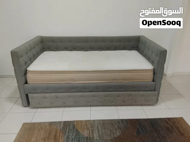 أريكة سرير للبيع بحالة ممتازة