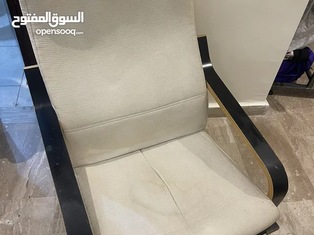كرسي ايكيا لون بيج مريح جدا مع مسند للرجلين للبيع