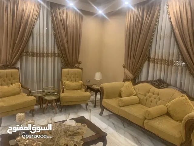 طقم كنب + طاولات +برادي