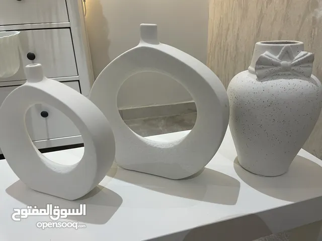 مجموعة اغراض تحف وزرع وطقم طاولات