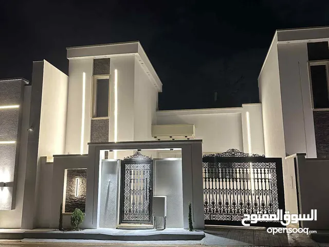 منزل للبيع في عين زارة الحاراتي خلف مدارس ال عمران في مقسم مغلق تشطيب حديث