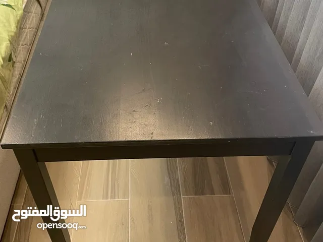 طاولة سفرة مع ثلث كراسي من ايكيا للبيع بحالة جيدة.