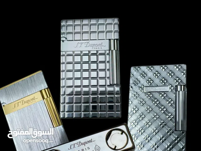 قداحات نفطية وغازيه لوحات واعمال فنيه عملات معدنية اجنبية كمية كبيرة تحف وانتكات نظارات شمسية، فضيات