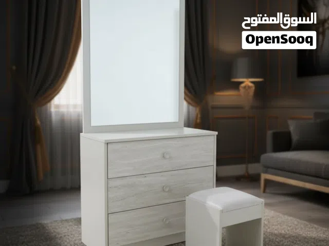 طاولة زينة عصرية مع مرآة وكرسي بوف - لون حجر رملي وترافيرتين