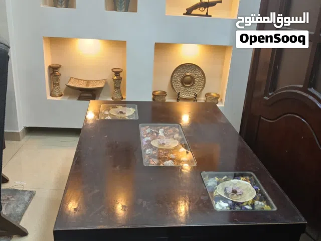 طاولة مستعمل بحالة ممتازة