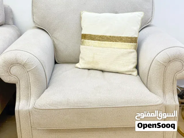 طقم كنب 7 مقاعد مستعمل بحالة جيدة جدا – تصميم كلاسيكي أنيق ولون بيج راق
