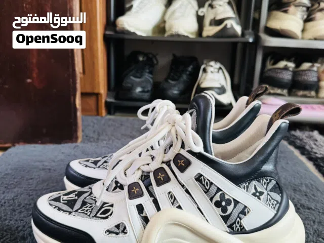 شوز Lv اتلبس مره واحده بس جبته انه41 لقيته يلبس 40