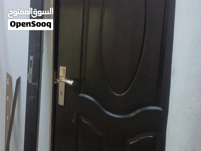 للبيع باب خشب استعمال قليل نظيف جدا بحالة فوق ممتازة مع شرشوب والقفل والمسكة كامل