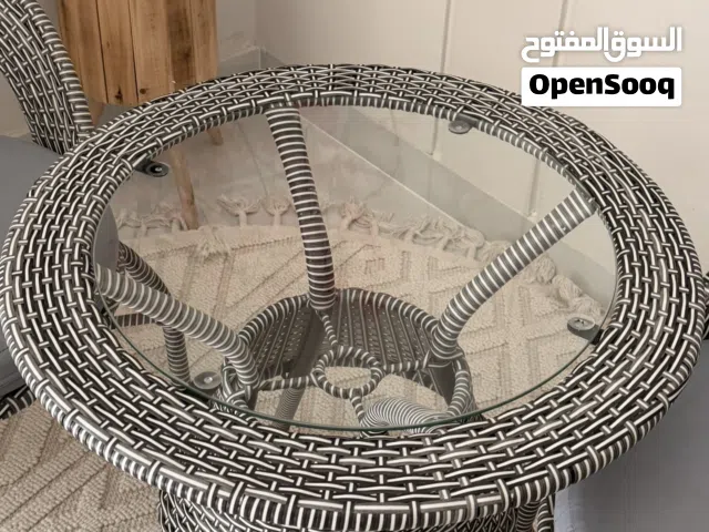 كرسين وطاوله للحديقه وشجره للزينه