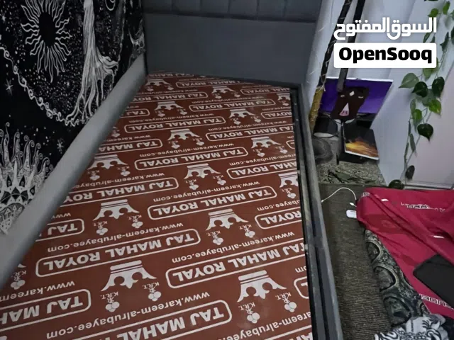 سرير نضيف جداً بيه مجال