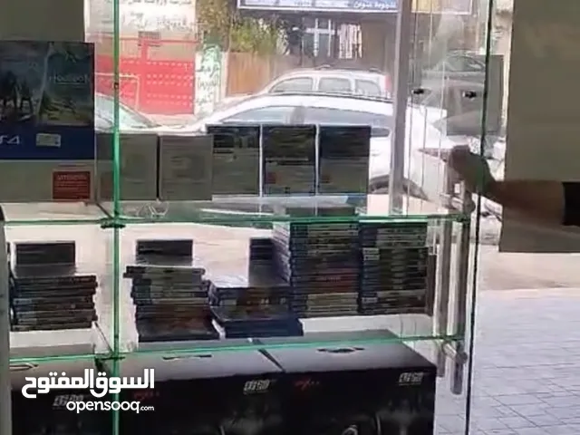 ديكور معرض اكسسوارات وصيانة اجهزة حاسوب- الديكور كامل من خزائن وتعليق ورفوف
