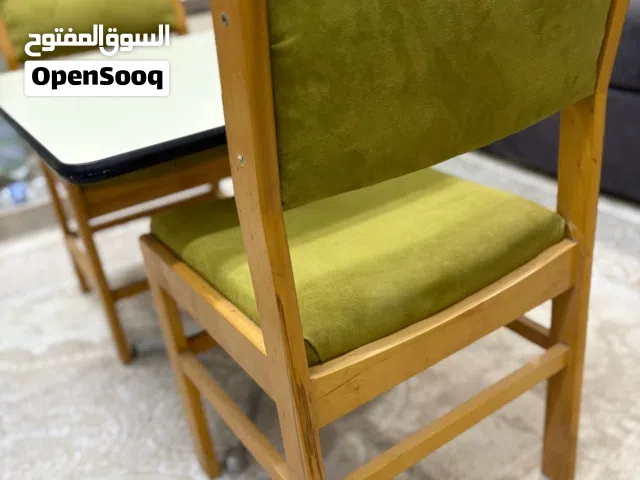 طاولة مع كرسيين بحالة ممتازة