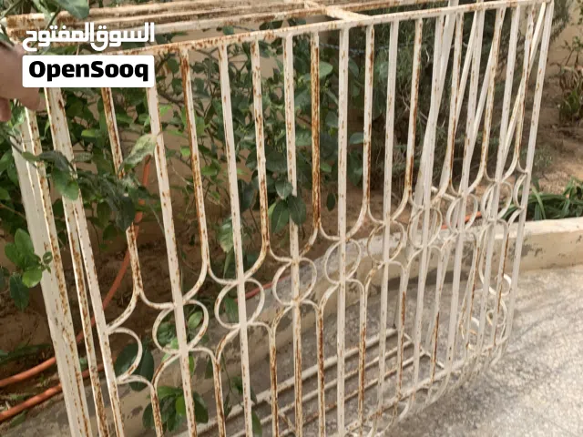 نوافذ حديد بحالة جيدة العدد 9 قطع  للبيع بحالة ممتازة