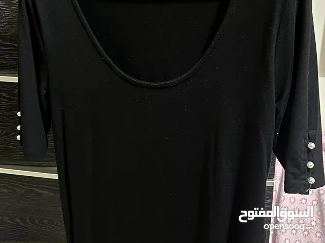توب أسود نص كم بخرز لؤلؤ Stradivarius Black Short Sleeve Top with Pearl