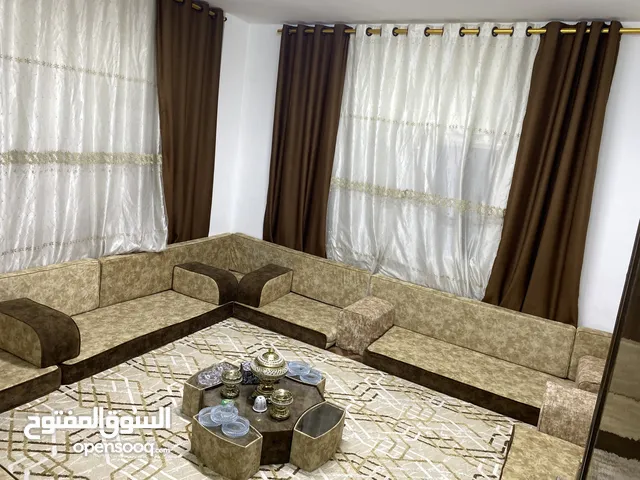 للبيع قعدة 6 فرشات 6 مراكي 6 مراكي ظهر + طاولة