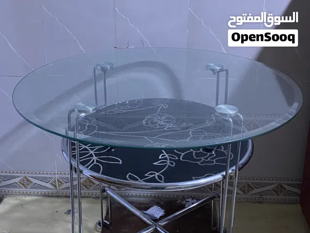 طاولة طعام نظيفة من دون كراسي واستعمال قليل