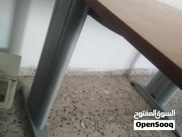 طاولة ممتازه تصلح ل كل اشي ك طوالة جيمنج او طاوله دراسيه او طاوله ل تصميم و الرسم