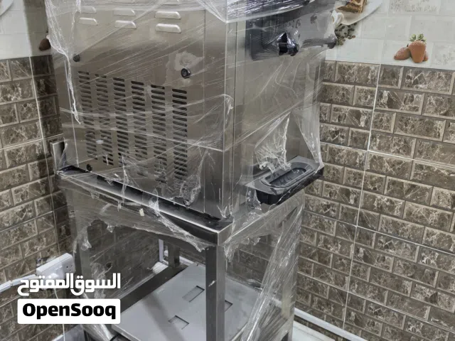 ثلاجة صنع آيسكريم مستعمله شهر قليل جدا