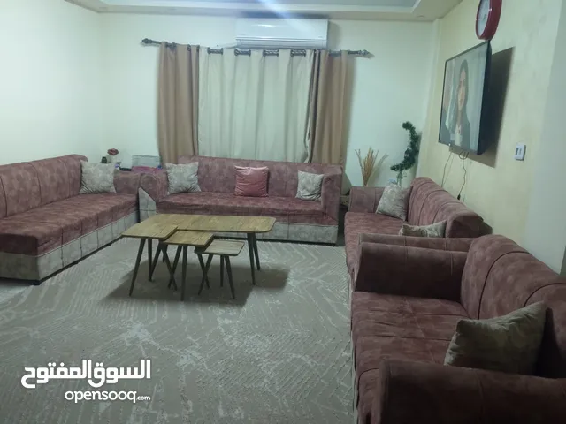 كنب مع طاولات وبرداي وسجادة
