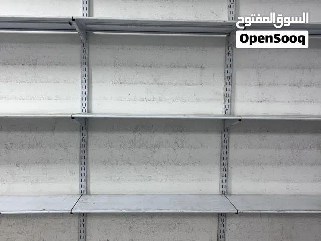 رفوف حديد مع لوازمهم