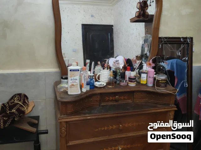 غرفة نوم (خزانة + تسريحة + علاقة ملابس + كمدينا عدد 2) مستعملة بحالة جيدة.