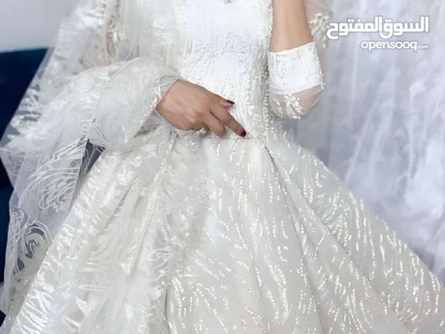 فستان زفاف لون ابيض نفاش للبيع 150او استأجر 70