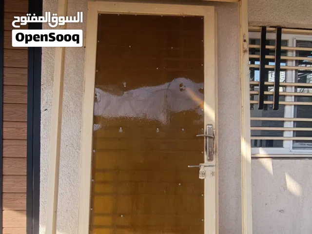 اربع بيبان حديد مستعمله واحد للكليدور وواحد للمطبخ واثنين للسطوح