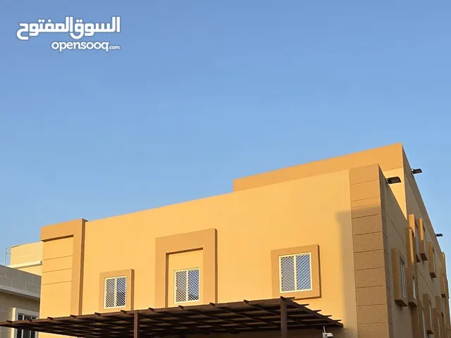 شقة عائلية في الخوض الخامسة حي الكوثر تتكون من ثلاث غرف وصالة ومجلس رجالي منفصل؛ومطبخ ومخزن.