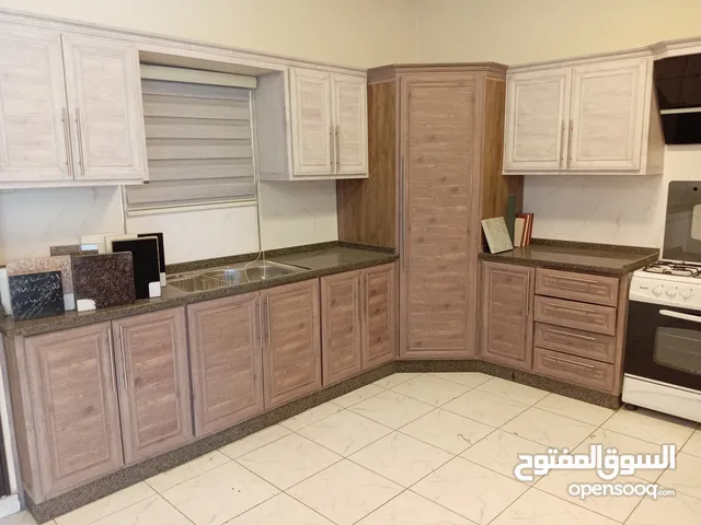 مطبخ ألمنيوم الدرف صلد  لونين.جوزي وثلجي مع جرانيت طبيعي مع غاز  مفصلات نوعية جيدة