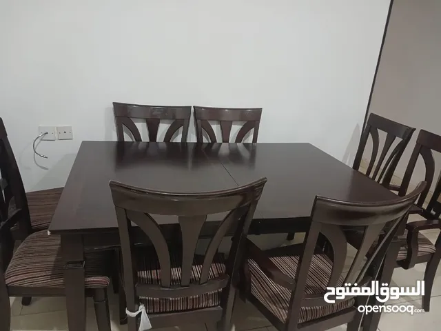 للبيع طاولة سفره بحالة ممتازه  8 اشخاص و طاولة وسط