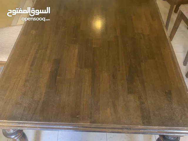 طاولة سفره و خزانة أحذية .