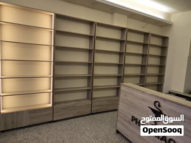 عرض بيع أثاث صيدلية ، فاترينات ، بحالة ممتازة