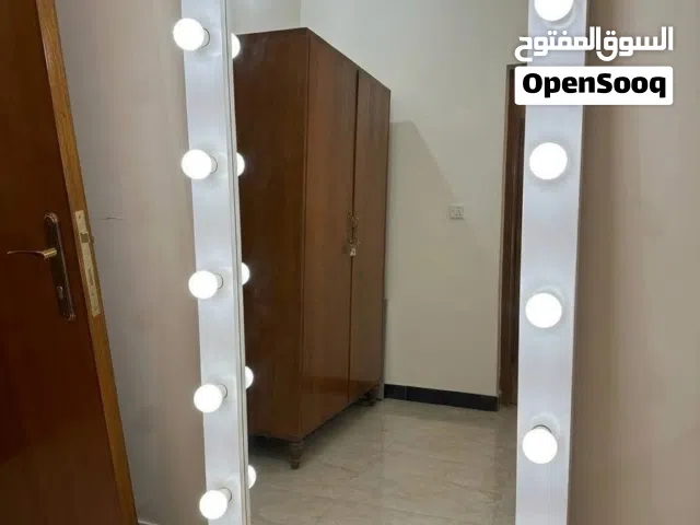 مرايا خشب درجه اولى مع انارة (مراية ام الانارة) المراية نظيفه جدا