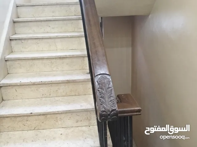 دربزين حديدي مستعمل للبيع بحالة الوكالة  5 قطع مع الخشب  8 شواحط طول شاحط 250