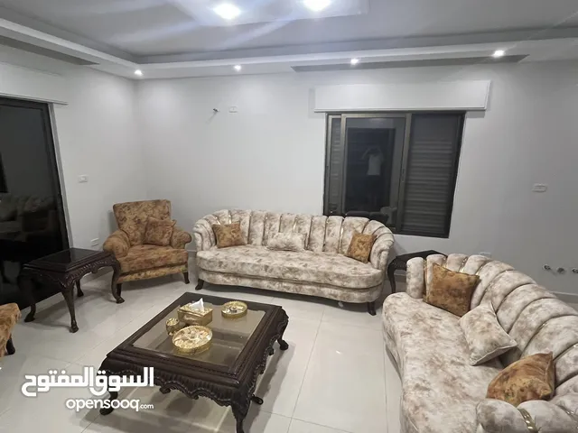 طقم كنب مستعمل بحال جديد مع طاولات