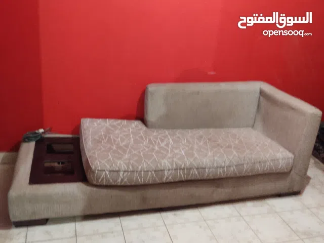 شازلونج خشب زان بالأنوار له مرتبه قطن منفصله وبه كومود صغير بحاله جيده