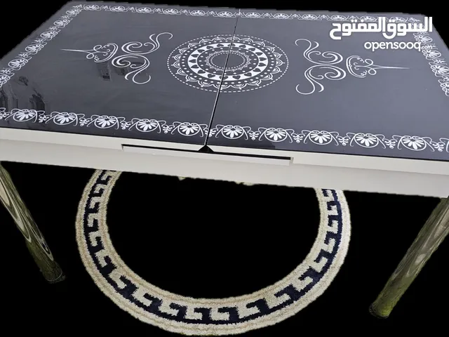 طاولة طعام مع الكراسي لا يوجد اي اشكاليه