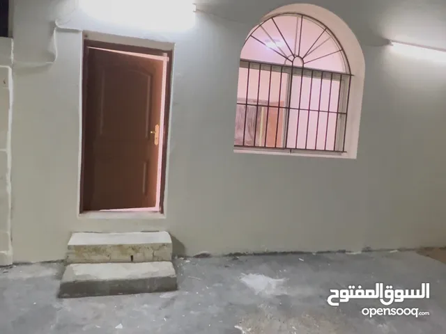 شقه دور ارضي مع حوش كبير