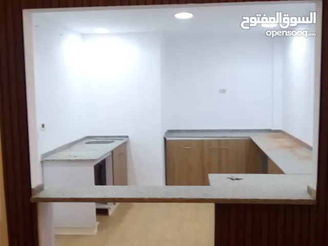 محل مساحه 110 متر في موقع مميز جدا بالقرب من شارع النصر وشارع الاسالكي في المعادي  بيه مطبخ مجهز