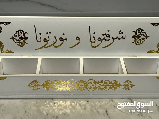 صناديق تقديم الطعام للمناسبات مع جملة ترحيبية حسب رغبة الزبون منتج فاخر للأشخاص المميزين