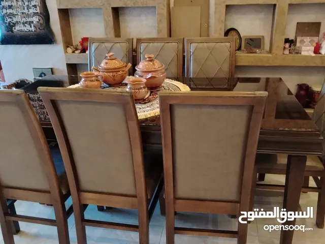 للبيع: طاولة سفرة راقية + 8 كراسي + بيرو – تصميم فاخر وحالة ممتازة