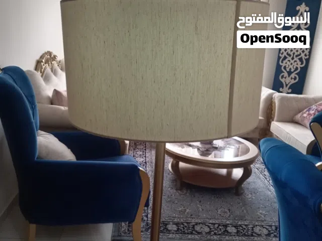 تيبل لامب عامودي لون ذهبي العمود واوف وايت القبعه تبعته من فوق