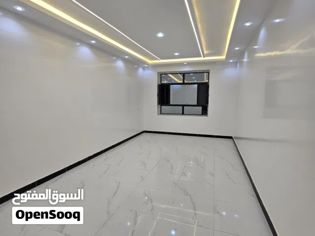 شقة للبيع ف بيت بوس جوار صالة القصور البيضاء ع شارع زفلت سوبر لوكس الشقة بالواجهة وسط الخدمات العامه