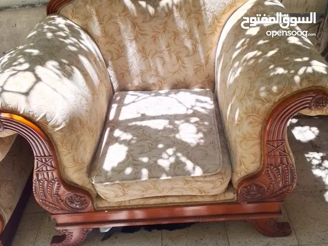 طقم كنب لون بيج مستعمل نظيف  اربع كراسي ينفع لغرفة جلوس كبيرة