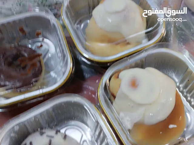 يوجد لدينه جميع انواع الحلويات كيك انواع كثير وكلش لذيذه تمور بنوع وطعمه كثيره وكثرمن نوع حلويت شغل