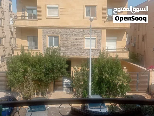 شقه لقطه مشطبه بالحى التانى اول بلكونه بعدالارضى وتوجد أيضا الدور الارضى بنفس السعر